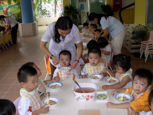 Sinh viên làm bảo mẫu, kiếm tiền triệu mỗi ngày
