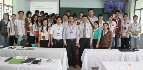 Sinh viên trường Cao đẳng Kinh tế kỹ thuật Vinatex làm quen với AMIS.VN