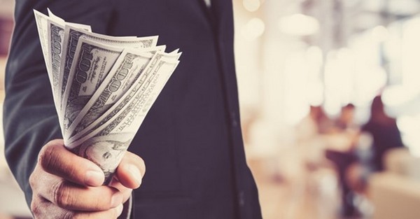 Bớt tập trung vào tiền sẽ giúp bạn nhanh thành công hơn