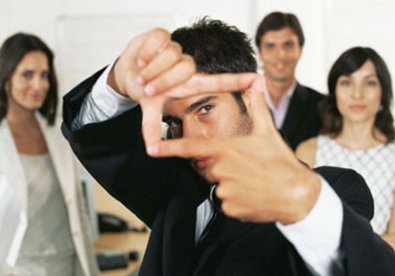 Những hành vi khiếm nhã của nam nhân viên