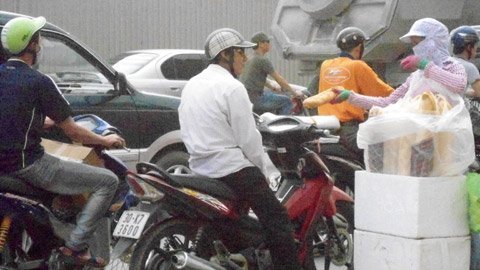 Những phụ nữ mưu sinh ở nơi bụi nhất Hà Nội