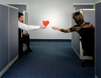 Làm sao để kiểm soát chuyện tình yêu nơi công sở?