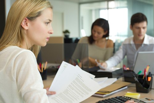 Đau đầu với chuyện ‘chọc ngoáy’ chốn công sở