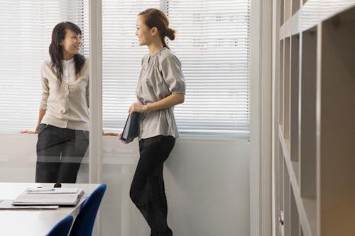 Những lợi ích của buôn chuyện nơi công sở