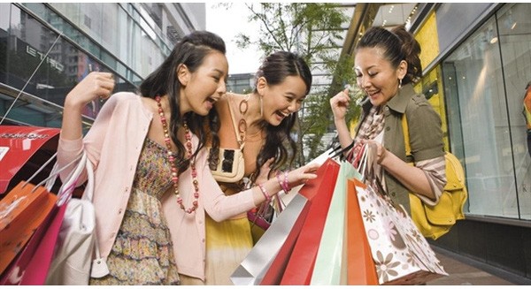 Tại sao người Việt tiết kiệm chi tiêu hàng ngày nhưng không tiếc mua hàng hiệu và đầu tư cho giáo dục?